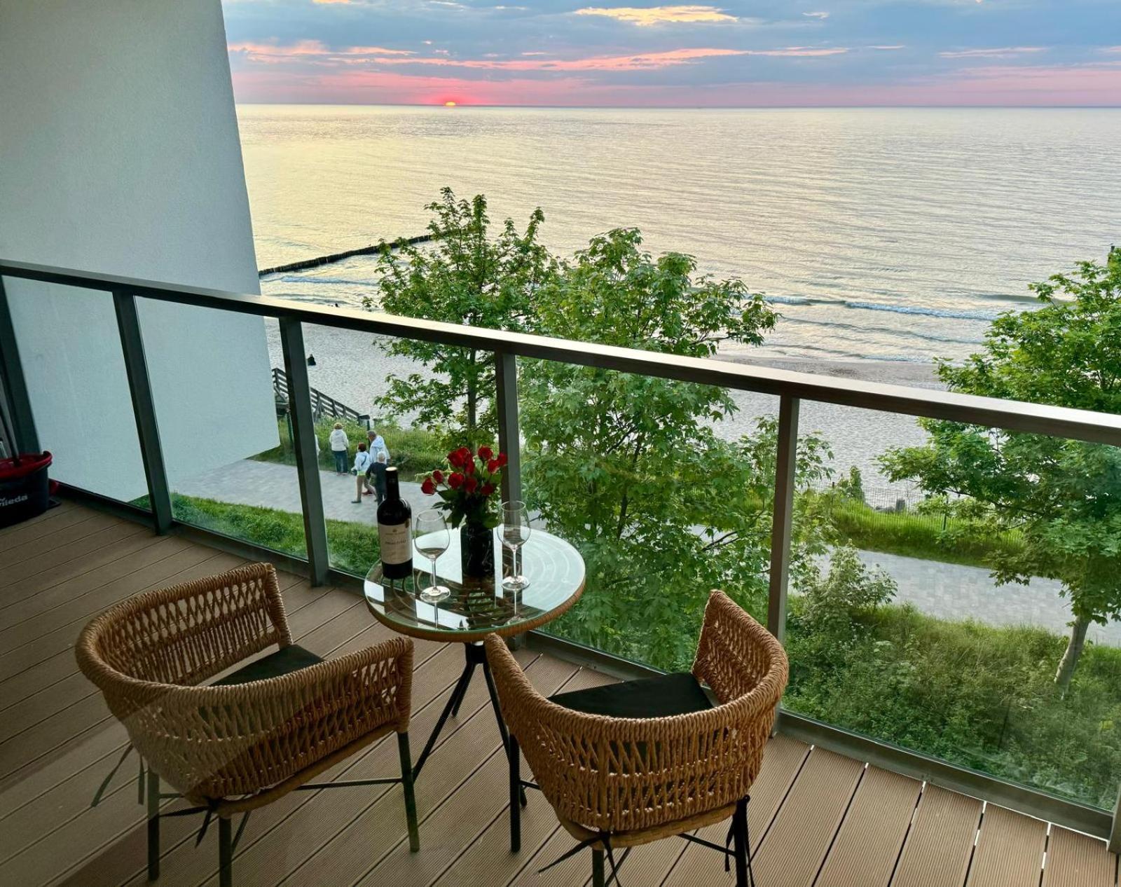 Apartament Z Widokiem Na Morze- Ustronie Apartments Nadmorski Luksus Apartamenty ウストロニエ・モルスキエ エクステリア 写真